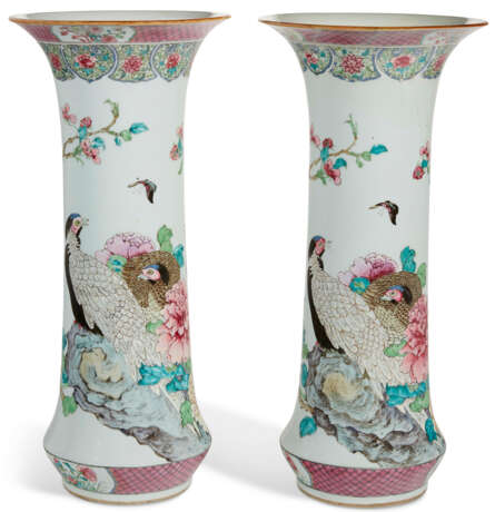 A LARGE PAIR OF CHINESE EXPORT PORCELAIN FAMILLE ROSE BEAKER VASES - фото 5