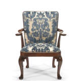 A PAIR OF GEORGE II MAHOGANY ARMCHAIRS - Foto 2