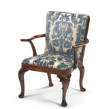 A PAIR OF GEORGE II MAHOGANY ARMCHAIRS - Foto 3