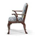 A PAIR OF GEORGE II MAHOGANY ARMCHAIRS - Foto 4