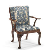 A PAIR OF GEORGE II MAHOGANY ARMCHAIRS - Foto 5