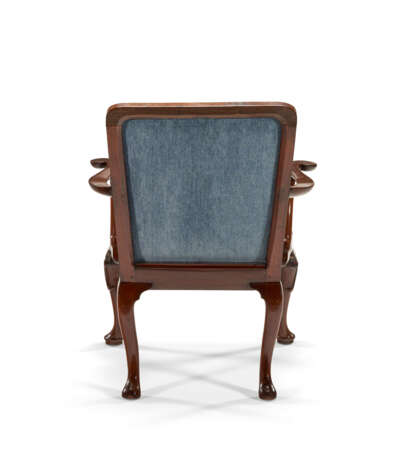 A PAIR OF GEORGE II MAHOGANY ARMCHAIRS - Foto 6