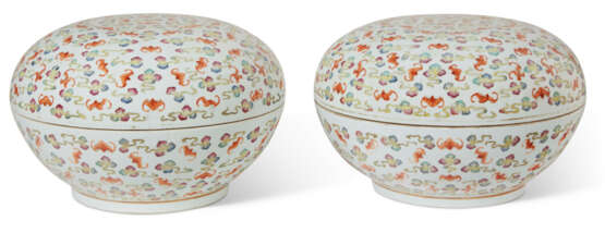 A PAIR OF CHINESE POLYCHROME `HUNDRED BAT` BOXES AND COVERS - Foto 4