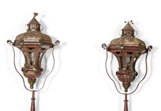 A PAIR OF ITALIAN RED AND WHITE-PAINTED TOLE-PEINTE GONDOLA LANTERNS - фото 3