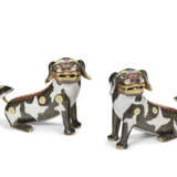 A PAIR OF CHINESE CLOISONN&#201; ENAMEL MODELS OF DOGS - Foto 1