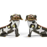 A PAIR OF CHINESE CLOISONN&#201; ENAMEL MODELS OF DOGS - Foto 2