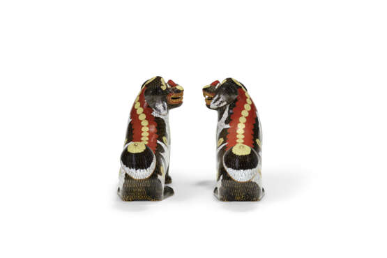 A PAIR OF CHINESE CLOISONN&#201; ENAMEL MODELS OF DOGS - фото 5