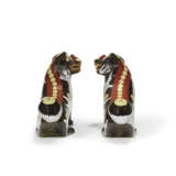 A PAIR OF CHINESE CLOISONN&#201; ENAMEL MODELS OF DOGS - Foto 5