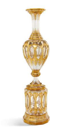 A LARGE BOHEMIAN GILT-DECORATED CLEAR GLASS VASE ON STAND - photo 3