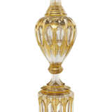 A LARGE BOHEMIAN GILT-DECORATED CLEAR GLASS VASE ON STAND - Foto 3