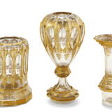 A LARGE BOHEMIAN GILT-DECORATED CLEAR GLASS VASE ON STAND - photo 5