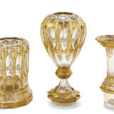 A LARGE BOHEMIAN GILT-DECORATED CLEAR GLASS VASE ON STAND - фото 5