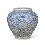 A RARE CHINESE REVERSE-DECORATED BLUE AND WHITE JAR - Foto 1