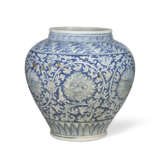 A RARE CHINESE REVERSE-DECORATED BLUE AND WHITE JAR - Foto 2