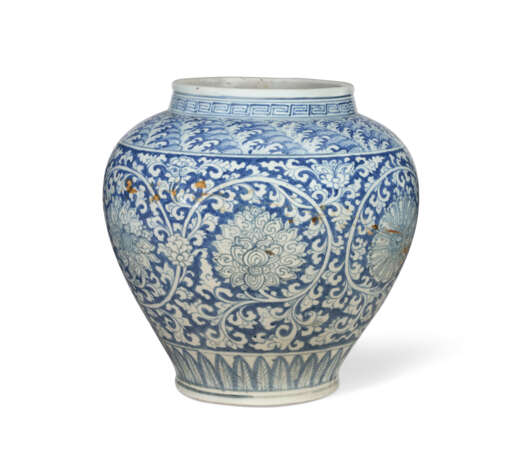 A RARE CHINESE REVERSE-DECORATED BLUE AND WHITE JAR - photo 2