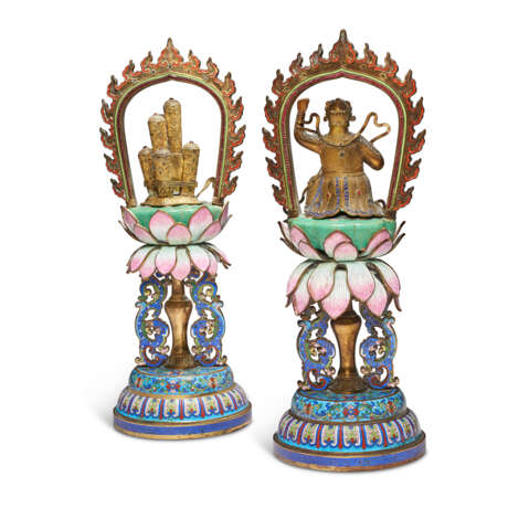 A RARE PAIR OF CHINESE CLOISONN&#201; AND CHAMPLEV&#201; ENAMEL ALTAR ORNAMENTS - Foto 2