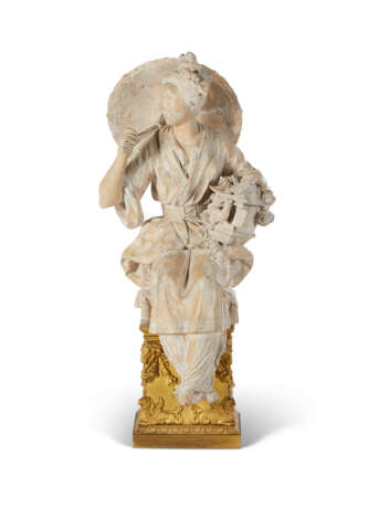 A PAIR OF FRENCH TERRACOTTA CHINOISERIE FIGURES ON ORMOLU BASES - фото 2