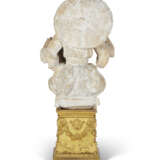 A PAIR OF FRENCH TERRACOTTA CHINOISERIE FIGURES ON ORMOLU BASES - Foto 5