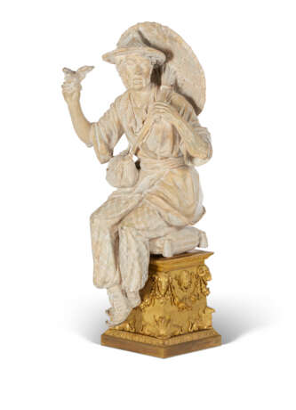 A PAIR OF FRENCH TERRACOTTA CHINOISERIE FIGURES ON ORMOLU BASES - Foto 7