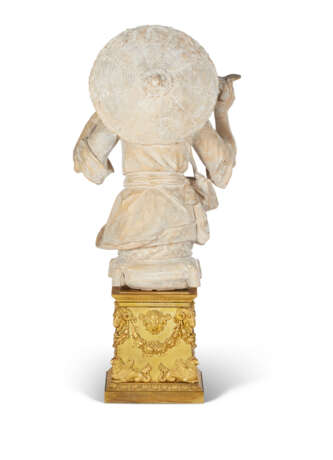 A PAIR OF FRENCH TERRACOTTA CHINOISERIE FIGURES ON ORMOLU BASES - Foto 9
