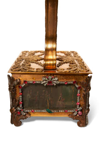 A GEORGE III PASTE-SET AND SILVER-MOUNTED ORMOLU DRESSING TABLE MIRROR WITH AUTOMATON AND MUSICAL MOVEMENT - Foto 5