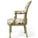 A PAIR OF GEORGE III GREEN AND WHITE-PAINTED ARMCHAIRS - Foto 4