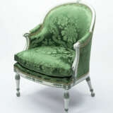 A PAIR OF GEORGE III GREEN AND WHITE-PAINTED ARMCHAIRS - Foto 8