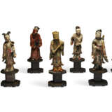 A SET OF SIX CHINESE SOAPSTONE CARVINGS OF IMMORTALS - Foto 1
