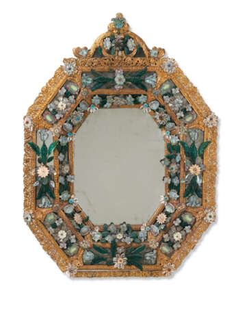 A NORTH ITALIAN GILT-METAL AND COLORED GLASS MIRROR - Foto 1