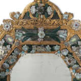 A NORTH ITALIAN GILT-METAL AND COLORED GLASS MIRROR - Foto 2