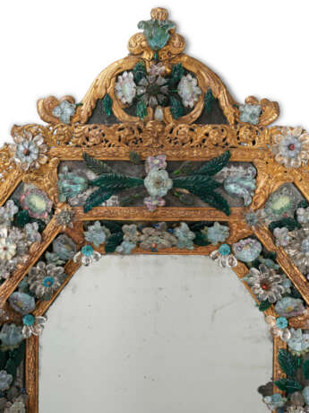 A NORTH ITALIAN GILT-METAL AND COLORED GLASS MIRROR - Foto 2
