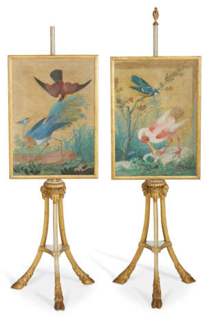 A PAIR OF LATE GEORGE III WHITE-PAINTED AND PARCEL-GILT POLE SCREENS - Foto 1