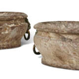A PAIR OF LOUIS XIV ROUGE ROYALE MARBLE WINE COOLERS - Foto 1