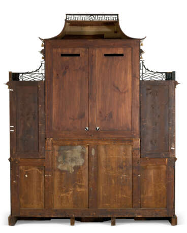 A GEORGE II MAHOGANY AND PARCEL-GILT BREAKFRONT SECRETAIRE BOOKCASE - photo 2