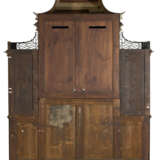 A GEORGE II MAHOGANY AND PARCEL-GILT BREAKFRONT SECRETAIRE BOOKCASE - Foto 2