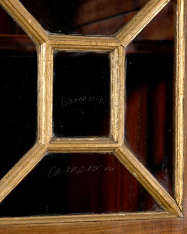 A GEORGE II MAHOGANY AND PARCEL-GILT BREAKFRONT SECRETAIRE BOOKCASE - Foto 3
