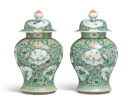 A PAIR OF CHINESE FAMILLE VERTE JARS AND COVERS - фото 1