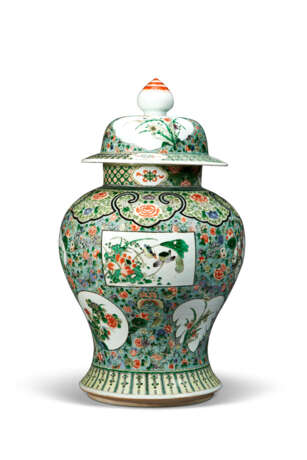 A PAIR OF CHINESE FAMILLE VERTE JARS AND COVERS - Foto 2
