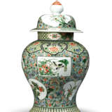 A PAIR OF CHINESE FAMILLE VERTE JARS AND COVERS - фото 2