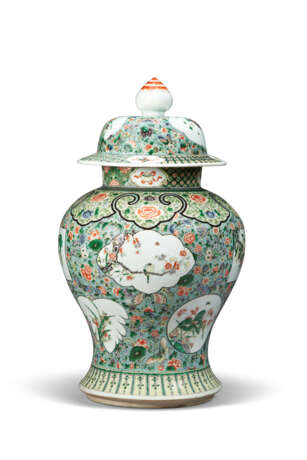 A PAIR OF CHINESE FAMILLE VERTE JARS AND COVERS - Foto 3