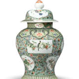 A PAIR OF CHINESE FAMILLE VERTE JARS AND COVERS - Foto 4