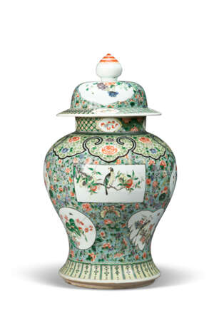 A PAIR OF CHINESE FAMILLE VERTE JARS AND COVERS - photo 4