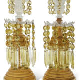 A PAIR OF GEORGE III ORMOLU-MOUNTED COLORLESS AND COLORED GLASS `TEMPLE` CANDLESTICKS - Foto 4