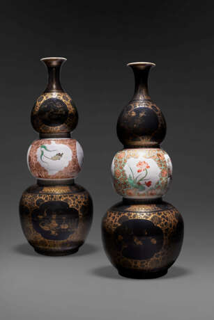 TWO RARE CHINESE FAMILLE VERTE ENAMELED MIRROR-BLACK GILT-DECORATED TRIPLE-GOURD VASES - фото 1