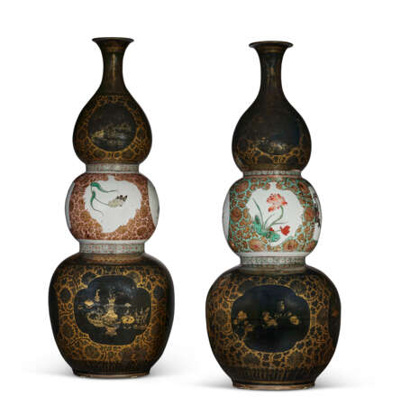 TWO RARE CHINESE FAMILLE VERTE ENAMELED MIRROR-BLACK GILT-DECORATED TRIPLE-GOURD VASES - фото 2