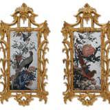A PAIR OF CHINESE EXPORT REVERSE-PAINTED MIRRORS - Foto 1