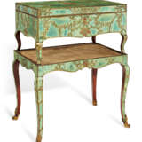 A LOUIS XV ORMOLU-MOUNTED AND BRASS-INLAID GREEN-STAINED HORN COFFER-ON-STAND - Foto 1