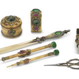 A FRENCH DIAMOND, RUBY, AND EMERALD-MOUNTED GOLD DESK SET - Foto 1