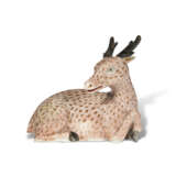 A CHINESE EXPORT PORCELAIN MODEL OF A RECUMBENT STAG - фото 1