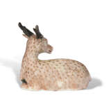 A CHINESE EXPORT PORCELAIN MODEL OF A RECUMBENT STAG - Foto 3